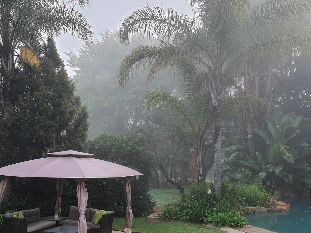 25 On Catherine Pretoria Bagian luar foto