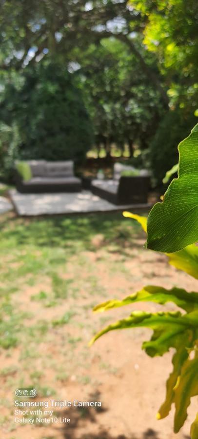 25 On Catherine Pretoria Bagian luar foto