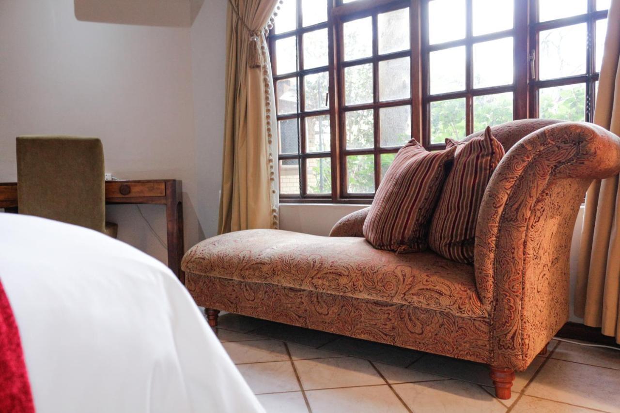 25 On Catherine Pretoria Bagian luar foto