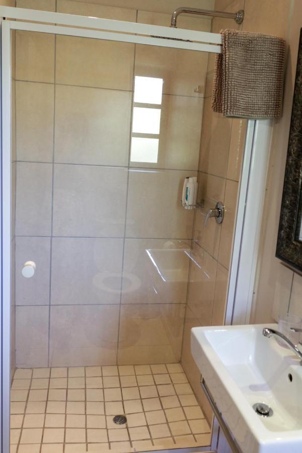 25 On Catherine Pretoria Bagian luar foto
