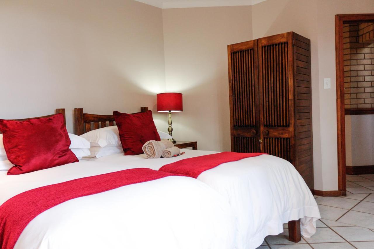 25 On Catherine Pretoria Bagian luar foto