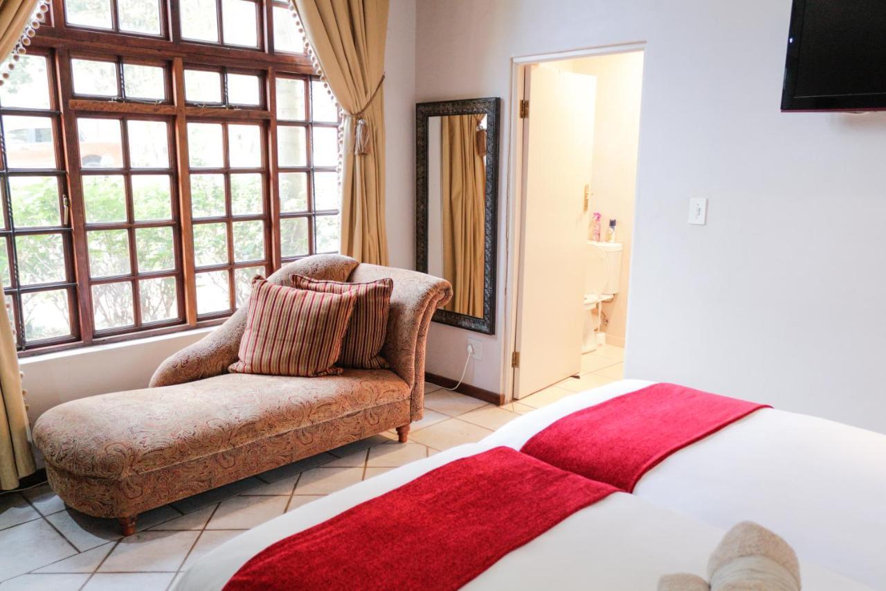 25 On Catherine Pretoria Bagian luar foto