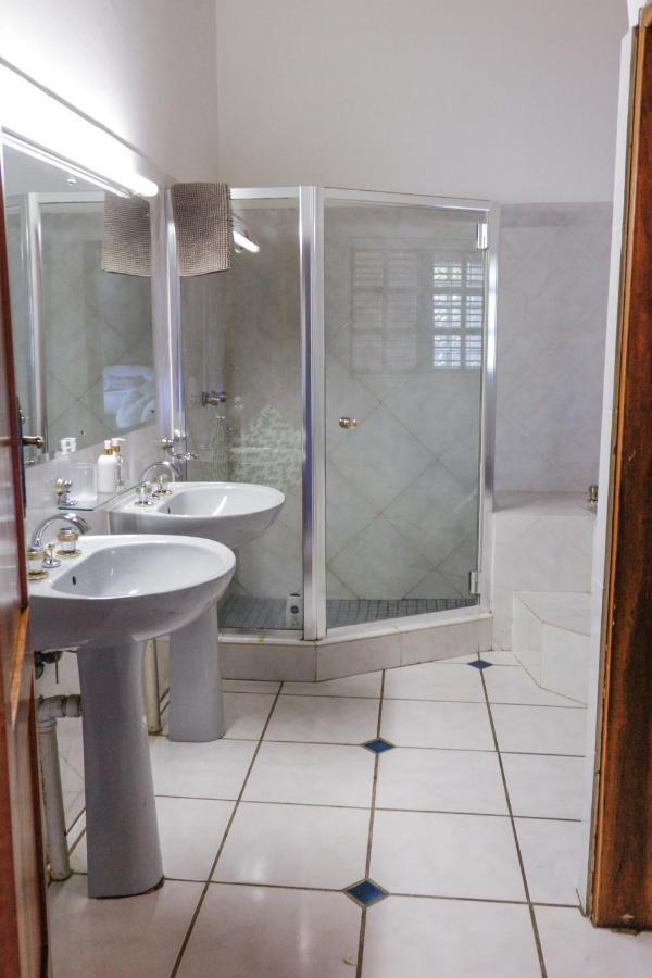 25 On Catherine Pretoria Bagian luar foto