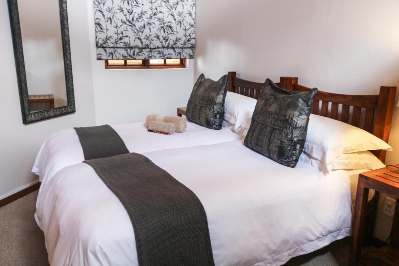 25 On Catherine Pretoria Bagian luar foto