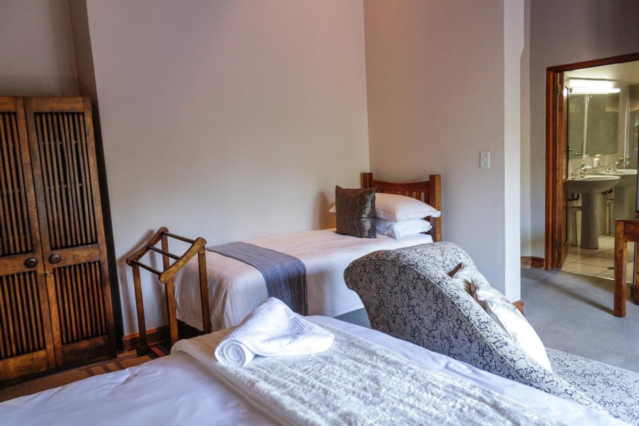 25 On Catherine Pretoria Bagian luar foto