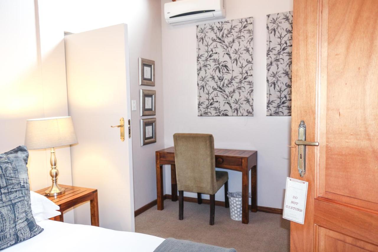 25 On Catherine Pretoria Bagian luar foto