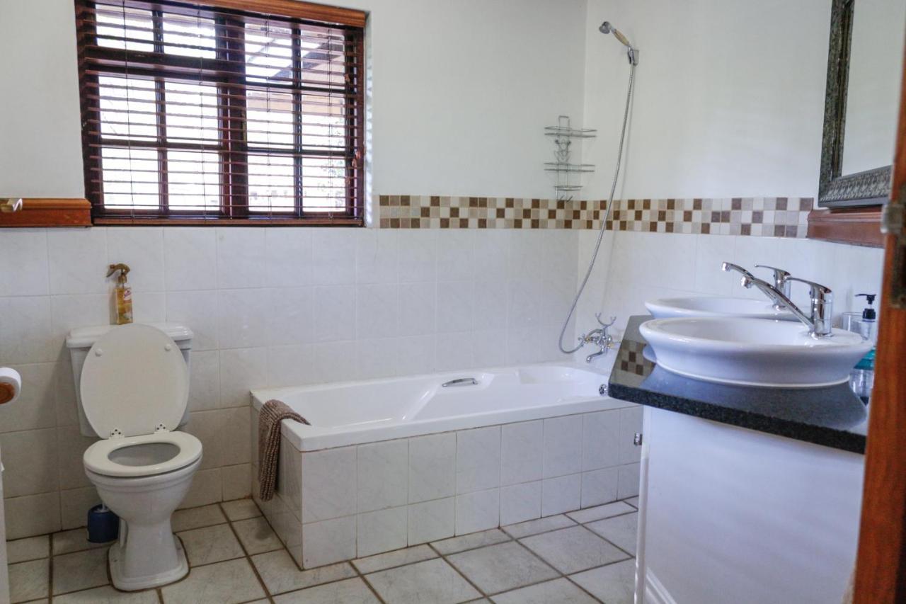 25 On Catherine Pretoria Bagian luar foto